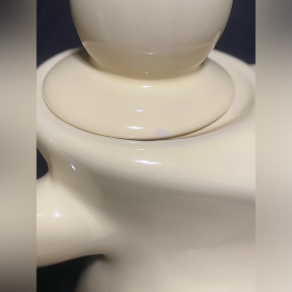 Teapot Retro vintage, cheeky, dancing, butter yellow teapot - Picture 13 of 16